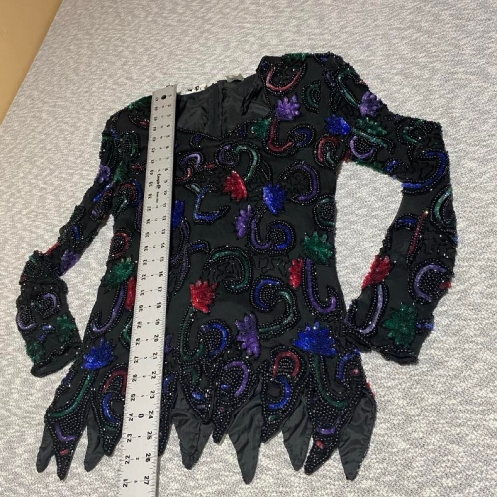 Tan Chho Black/colorful beaded long sleeve top fits à Small. SKU-A284